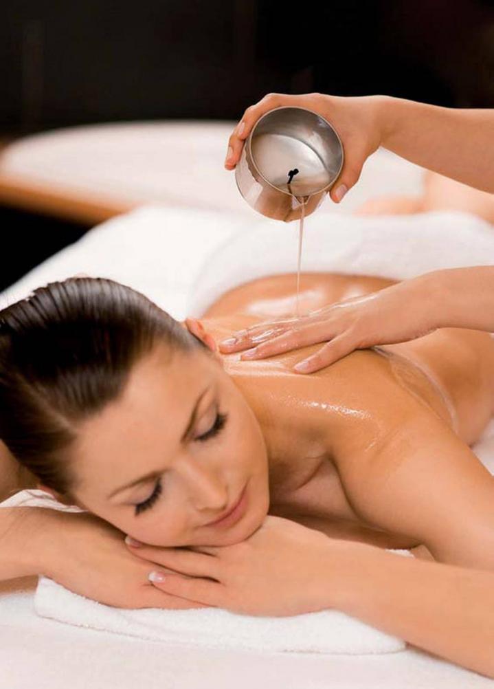 Technique de massage utilisant les propriétés nourrissantes de la cire de bougie Québec