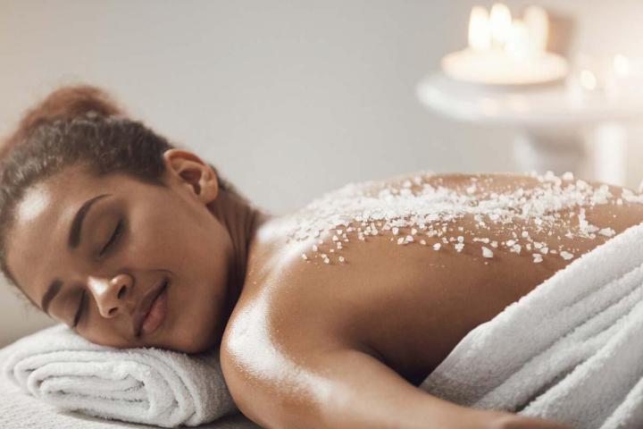 Technique de massage utilisant les propriétés nourrissantes de la cire de bougie Québec