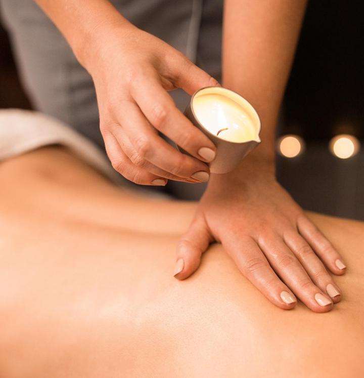 Technique de massage utilisant les propriétés nourrissantes de la cire de bougie Québec