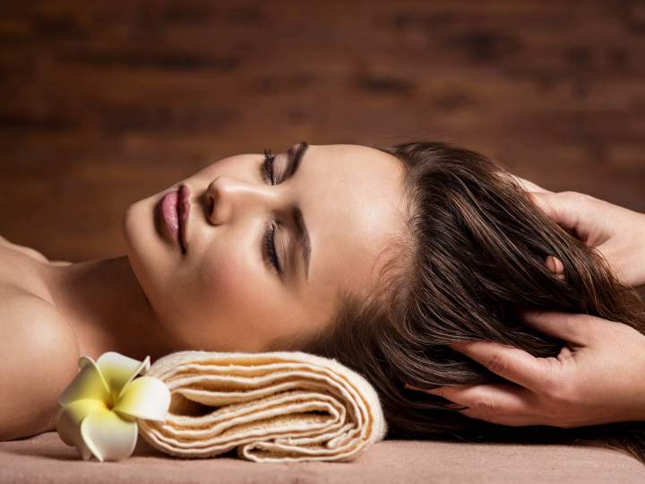 Des manœuvres douces au niveau du crâne, du cuir chevelu, de la nuque et des épaules